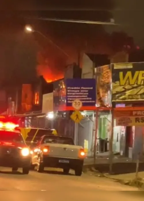 Incêndio destrói estabelecimento no Centro de Maceió