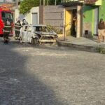 Veículo fica destruído após pegar fogo no bairro do Clima Bom