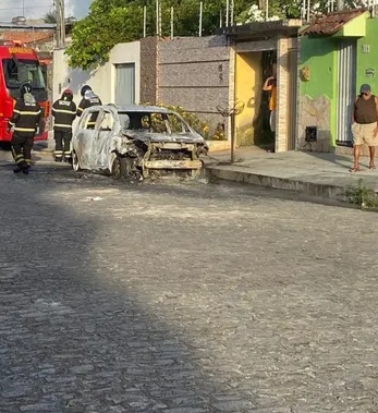 Veículo fica destruído após pegar fogo no bairro do Clima Bom