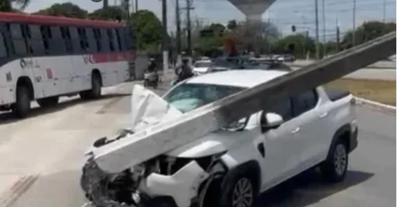 Veículo derruba poste e congestiona trânsito na Cidade Universitária