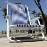 Cadeira gigante é substituída por outra igual na Ponta Verde