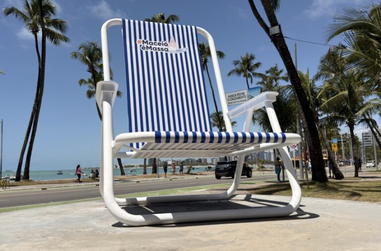 Cadeira gigante é substituída por outra igual na Ponta Verde