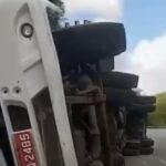 Caminhão tomba na BR-101, em Flexeiras