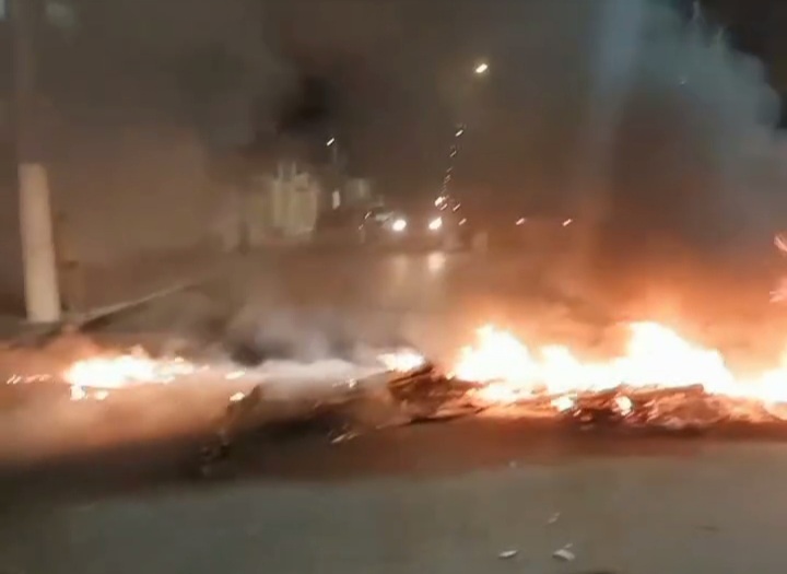 Moradores fecham via no Bom Parto em protesto contra falta de água