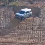 Carro despenca de ribanceira e quase cai em córrego em Maceió