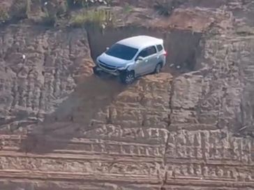 Carro despenca de ribanceira e quase cai em córrego em Maceió