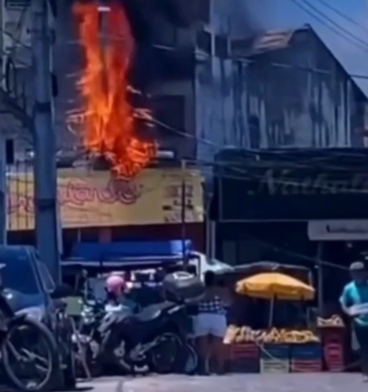 Poste pega fogo no bairro do Jacintinho
