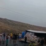 Caminhão com carga de frutas tomba na BR-101