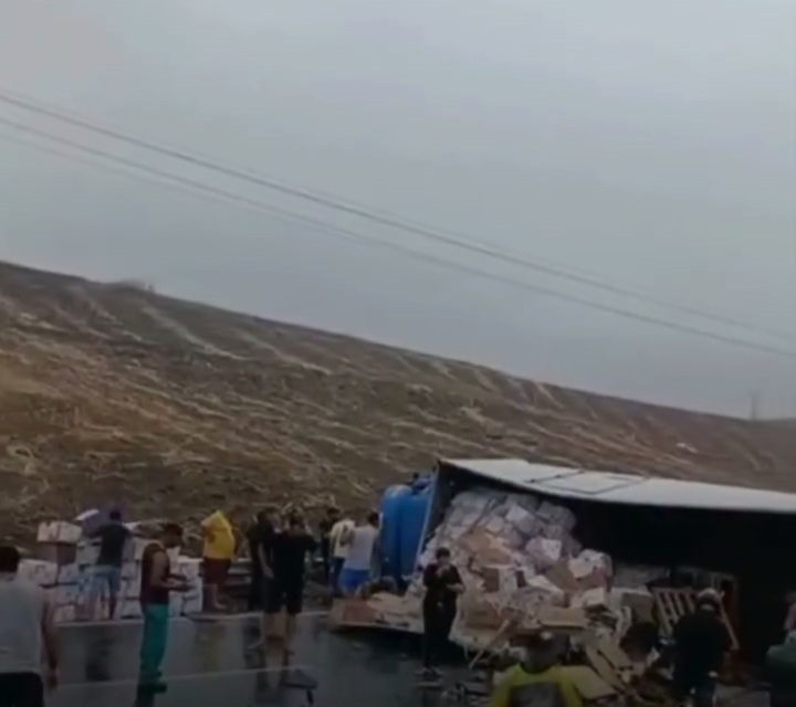 Caminhão com carga de frutas tomba na BR-101