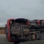 Caminhão carregado com brita tomba na AL-115