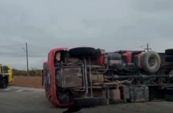 Caminhão carregado com brita tomba na AL-115