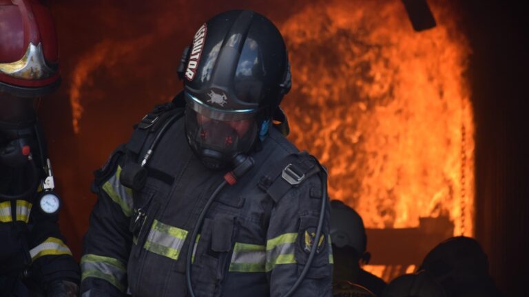 Bombeiros controlam incêndios em imóveis na parte alta de Maceió