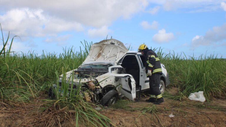 Carro cai em ribanceira em União dos Palmares