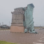 Forte ventania faz estátua da Havan desabar no Rio Grande do Sul