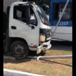 Caminhão derruba poste em cima de carro na Fernandes Lima