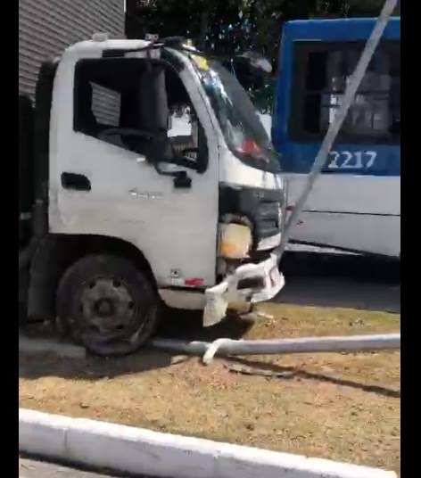 Caminhão derruba poste em cima de carro na Fernandes Lima