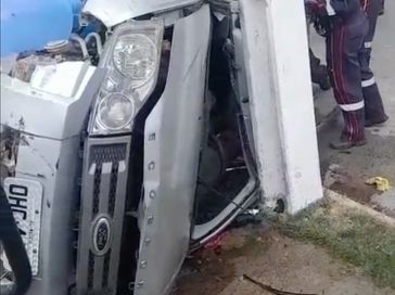 Motorista fica ferido após carro capotar em Rio Largo
