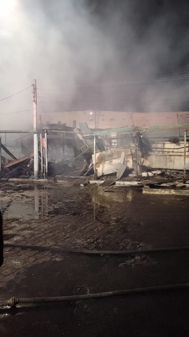 Barracas são destruídas por incêndio no Mercado da Produção