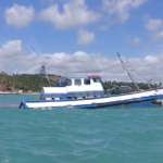 Barco naufraga e provoca vazamento de óleo em Japaratinga