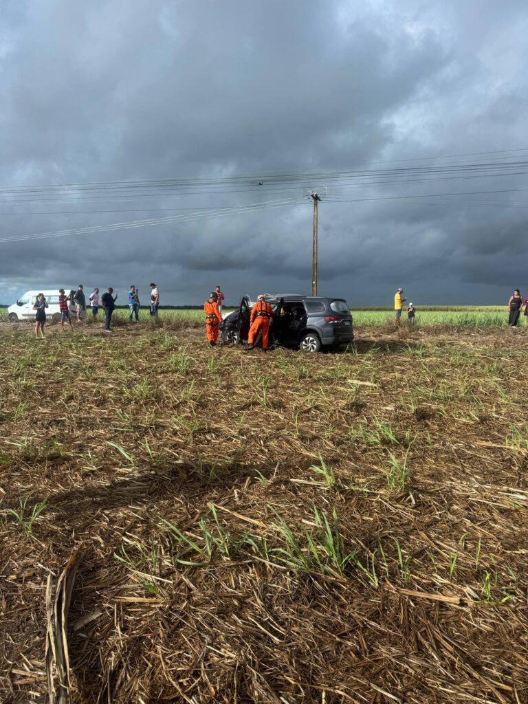 Acidente em Roteiro deixa vítimas presas às ferragens dos veículos