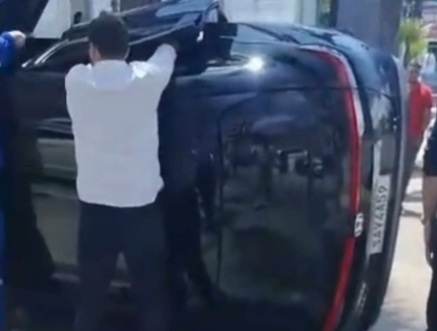 Acidente entre carro e moto deixa feridos e provoca capotamento em Cruz das Almas