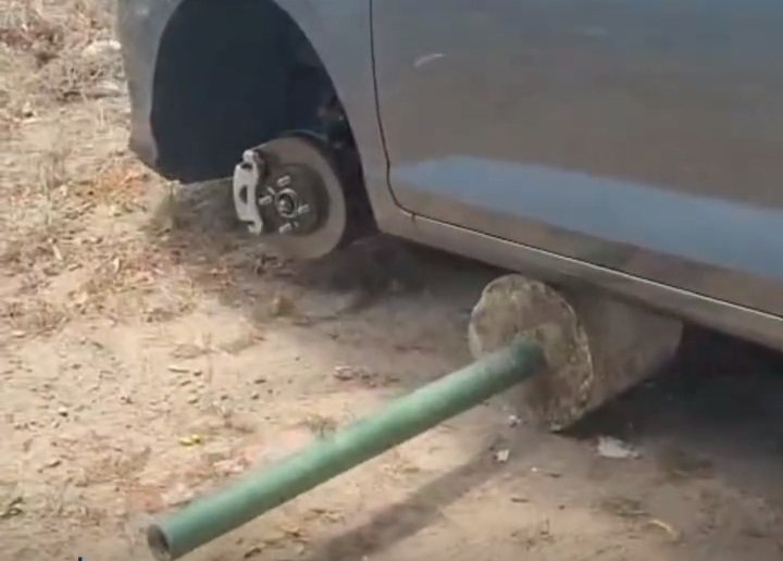 Criminosos deixam carro suspenso após furto de rodas em Maragogi