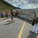 Vítimas de colisão entre ambulância e ônibus seguem internadas