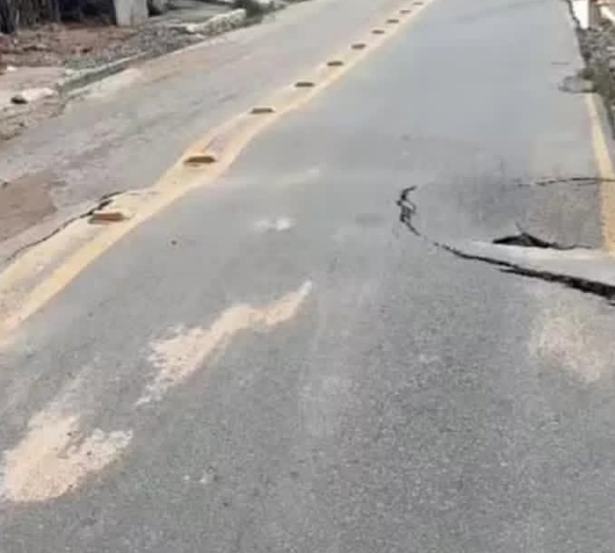 Rua é interditada na Chã de Bebedouro após afundamento