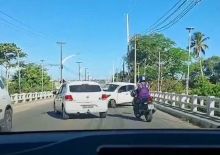 Após colisão em Marechal Deodoro, carro é deixado em ponte