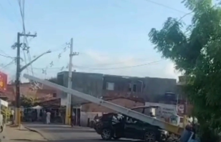 Carro colide contra poste em São Miguel dos Milagres