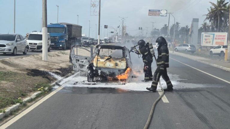 Veículo pega fogo no Pontal da Barra, em Maceió