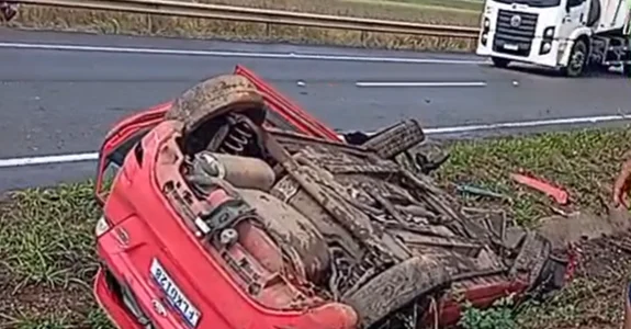 Carro capota entre Teotônio Vilela e Junqueiro