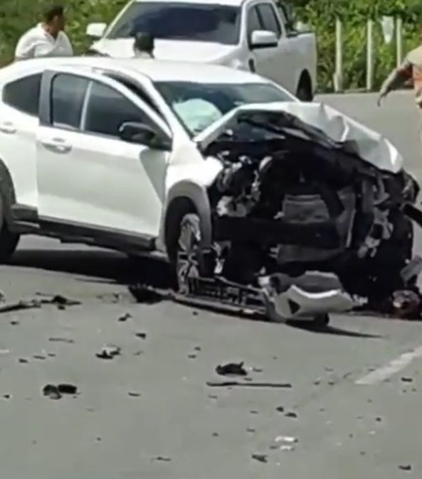 Colisão deixa veículo destruído em Passo de Camaragibe