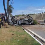 Após bater em coqueiro, carro capota na Assis Chateaubriand