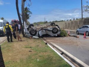 Após bater em coqueiro, carro capota na Assis Chateaubriand
