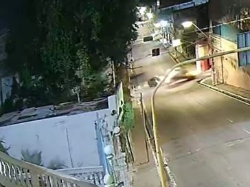 Ambulância em alta velocidade fura sinal e colide contra carro no Centro de Maceió