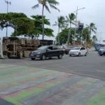 Caminhão de lixo tomba na orla de Maceió