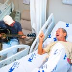 Música desperta memórias em paciente com suspeita de Alzheimer no Hospital da Cidade