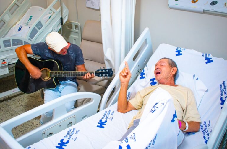Música desperta memórias em paciente com suspeita de Alzheimer no Hospital da Cidade