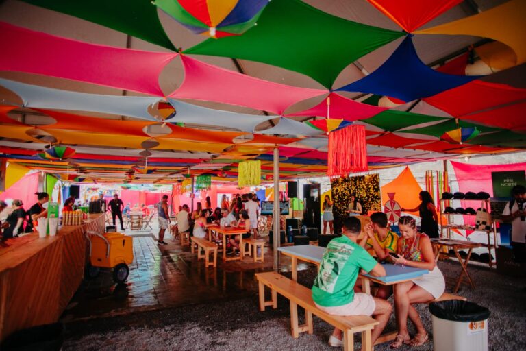 Engemat reúne convidados em espaço VIP nas prévias carnavalescas de Maceió