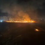 Bombeiros controlam incêndio de grandes proporções em frente a shopping em Maceió