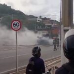 Carreta tomba e pega fogo na Rota do Mar