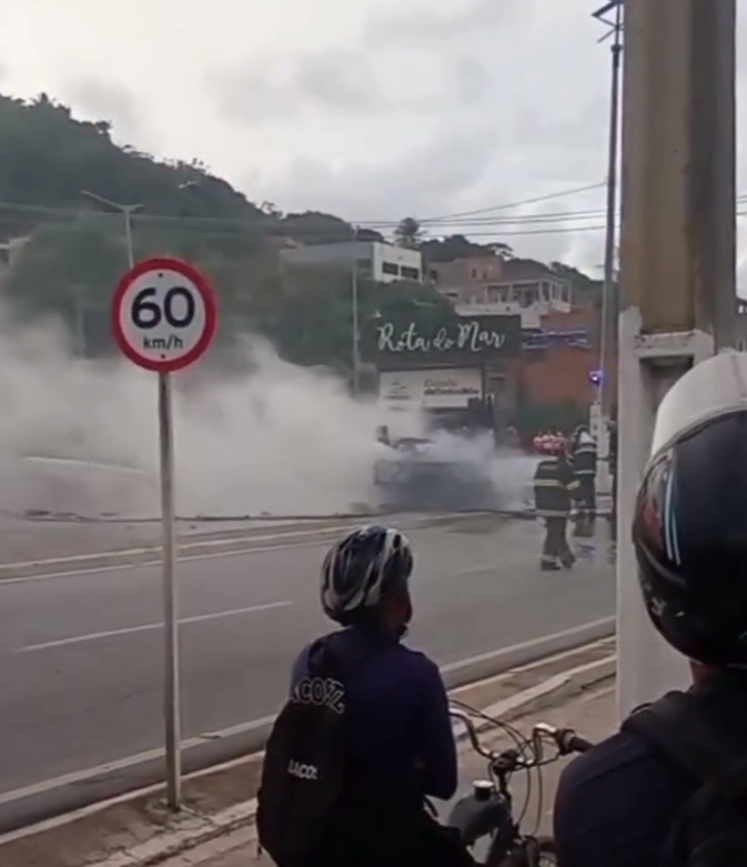 Carreta tomba e pega fogo na Rota do Mar