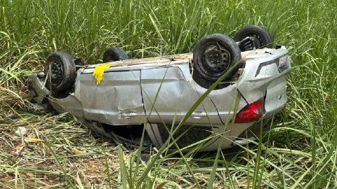 Mulher fica ferida após carro cair em ribanceira em Matriz de Camaragibe