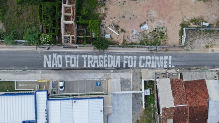 População dos Flexais denuncia violações de direitos através de mensagens pintadas