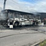 Ônibus pega fogo no bairro do Feitosa