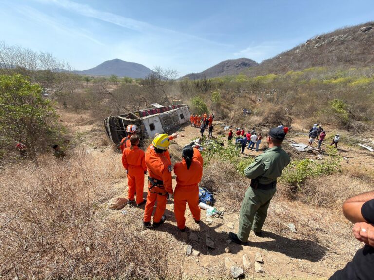 Sobe para 16 o número de mortos em acidente de ônibus no Sertão