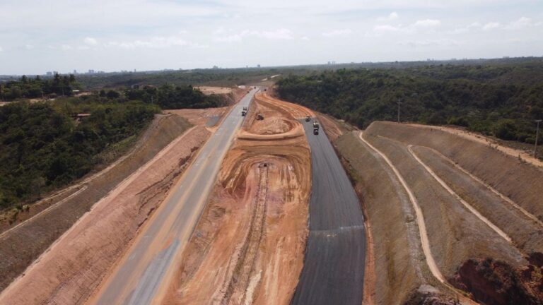 Primeiro trecho da AL-102 Norte recebe pavimentação asfáltica