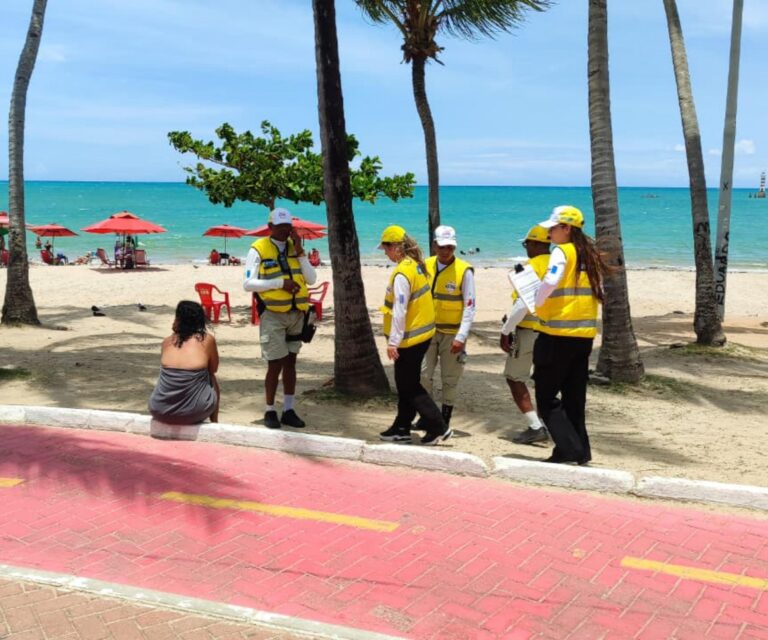Ronda no Bairro presta assistência à mulher desaparecida na orla de Maceió