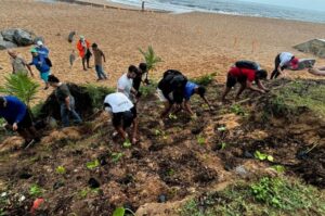 Autarquia faz mutirão de limpeza na foz do Riacho Jacarecica